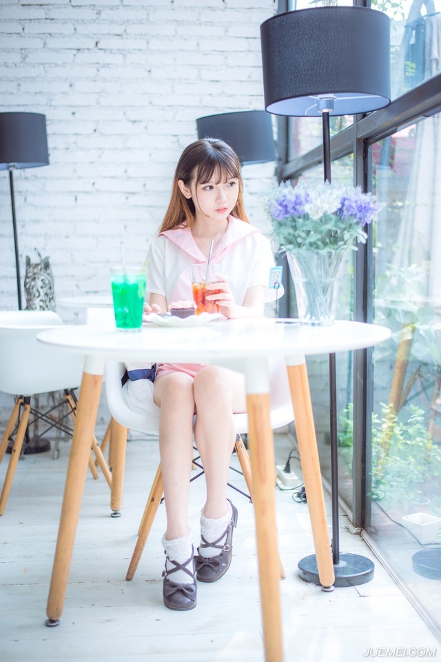 友谊和花香一样，还是淡一点的比较好，越淡的香气越使人依恋，也越能持久。